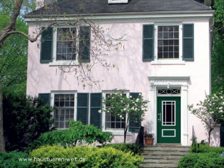 Haus_mit_Holzfenstern